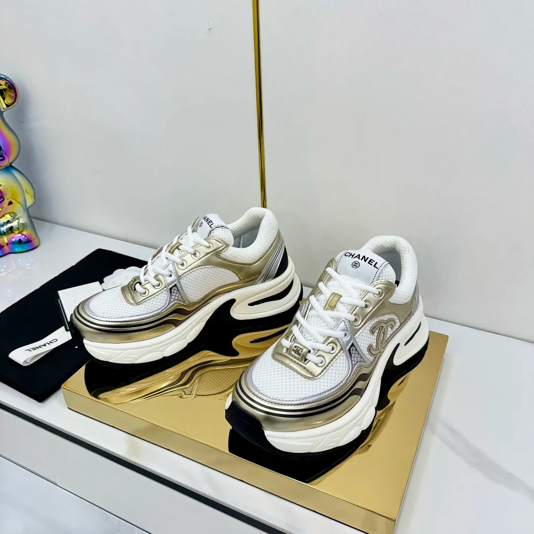 👟👟Ex-factory price 680👟👟 Upgraded version, upgraded version, upgraded version! No rebuttal accepted! ! ! ! Chanel Chanel panda shoes! 2025 counter's top casual sports shoes. This classic design; the upper is electro-embroidered with a variety of techniques; the outsole is fashionable and sporty; the unusual inclusion of a variety of color matching elements... The diversified mix and match is very good-looking and versatile, and can be used for leisure, fashion, sports, and outdoor... ꫛꫀꪝ Go➫ Materials: ❶Upper made of: original imported first-layer silk cowhide + original waterproof cloth + original first-layer cowhide ❷Inner lining: Original Yangli+Net ❸Outsole based on: Original TPU combination outsole Counter boutique packaging complete set for women 35–41 👉 👉 👉 👉